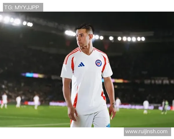 球星足球服设计风潮：经典款与现代元素的完美融合与创新探索